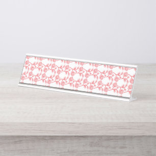 Rood en roze inpakpapier met een herhalend bureau naambordje