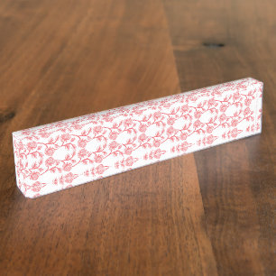 Rood en roze inpakpapier met een herhalende naambordje