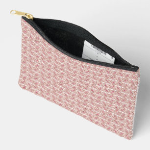Rood en roze textiel gelegd over een pattereerde t etui