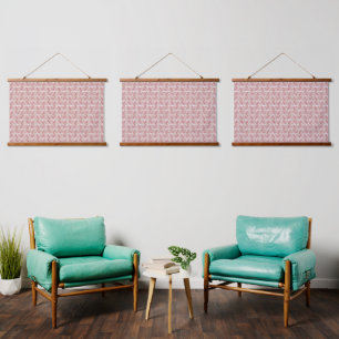 Rood en roze textiel gelegd over een pattereerde t hangend wandkleed