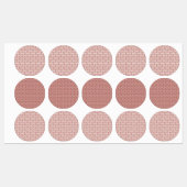 Rood en roze textiel gelegd over een pattereerde t labels (Vel)