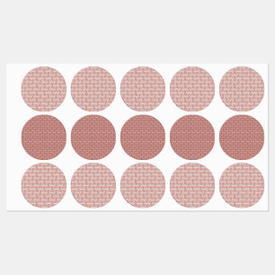 Rood en roze textiel gelegd over een pattereerde t labels