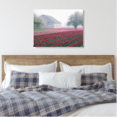 Rood en roze tulpen groeten de dag op een slechte canvas afdruk (Insitu (Slaapkamer))