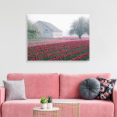 Rood en roze tulpen groeten de dag op een slechte canvas afdruk (Insitu (Woonkamer))