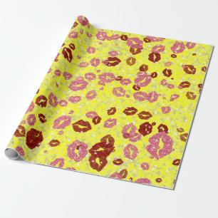 Rood- en rozen kussens in geel omslagpapier cadeaupapier