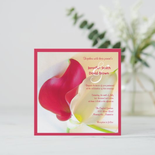 Rood en wit Calla Lily Wedding Uitnodiging (Staand voorkant)
