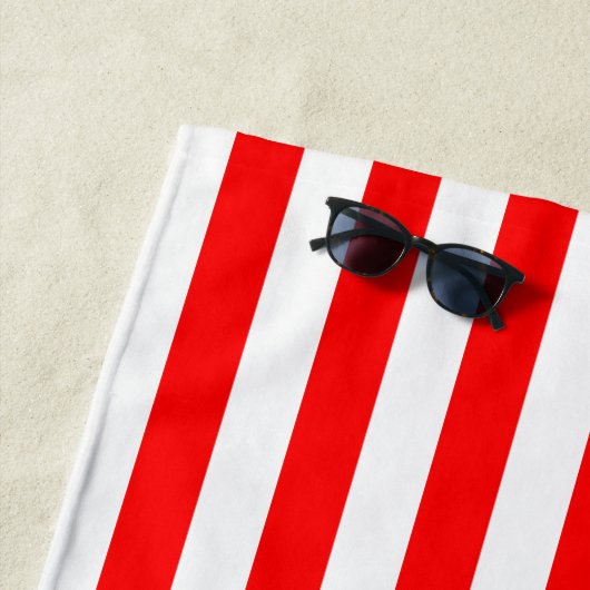 Rood en Wit Grote Grootte Verticale Strepen Strandlaken (In situ)