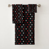Rood en wit harten op zwart bad handdoek (Insitu)