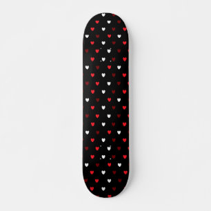 Rood en wit harten op zwart skateboard