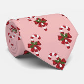 Rood en wit kerstsnoeppatroon op roze stropdas (Opgerold)