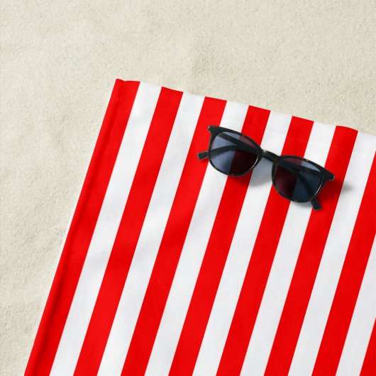 Rood en Wit Medium Grootte Verticale Strepen Strandlaken (In situ)