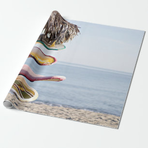 Rood en wit surfbord in bruin houten rek cadeaupapier