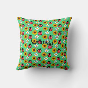 Rood en zwart lieveheersbeestje met bloemen kussen