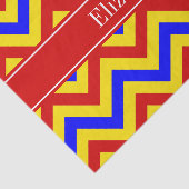 Rood, geel, blauw LG Chevron Red Name Monogram Tissuepapier (Detail)