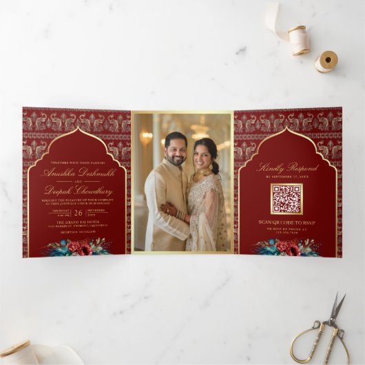 Rood Goud Pauw Patroon Bloemen Indische bruiloft Drieluik Uitnodiging (Binnen)