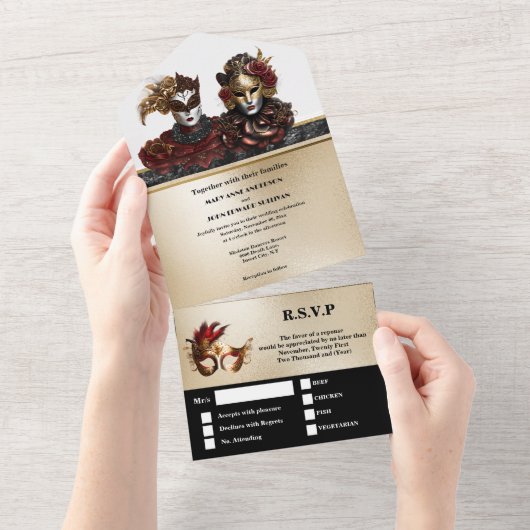 Rood goud zwart maskerade bruiloft carnaval chic all in one uitnodiging (Afscheurbaar)