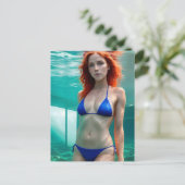 Rood haar vrouw in een blauwe bikini briefkaart (Staand voorkant)