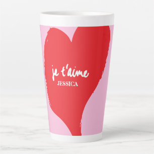 Rood hart met je t’aime-tekst op roze achtergrond latte mok