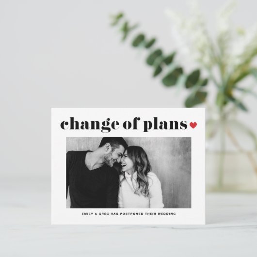Rood hart Moderne wijziging van plannen bruiloft Aankondigingskaart (Staand voorkant)