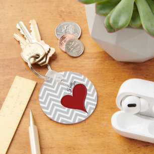 Rood hart op grijze Chevron Stripe met naam Sleutelhanger