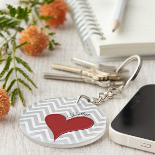 Rood hart op grijze Chevron Stripe met naam Sleutelhanger