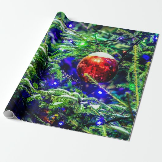 Rood kerstbal, groene sparrenboom cadeaupapier (Uitgerold)