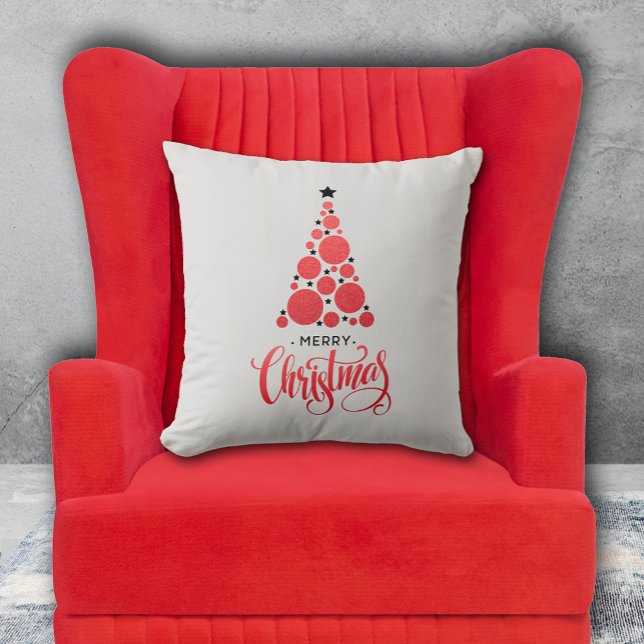 Rood kerstboomfeest: feestdag kussen (PIllow with Merry Christmas and modern red Christmas tree on pale gray background. Choose size. )