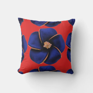 Rood kussen met blauwe zijden bloemen