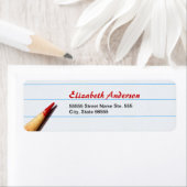 Rood leerpotlood op gelaagd papier met naam etiket (Insitu)