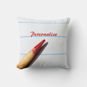 Rood leerpotlood op gelaagd papier met naam kussen