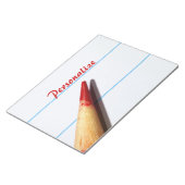 Rood leerpotlood op gelaagd papier met naam notitieblok (Schuin)