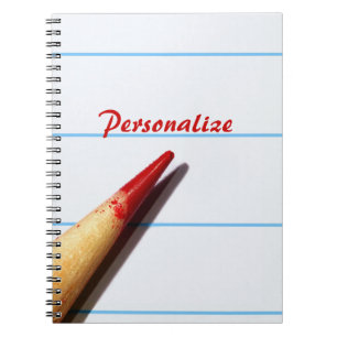 Rood leerpotlood op gelaagd papier met naam notitieboek