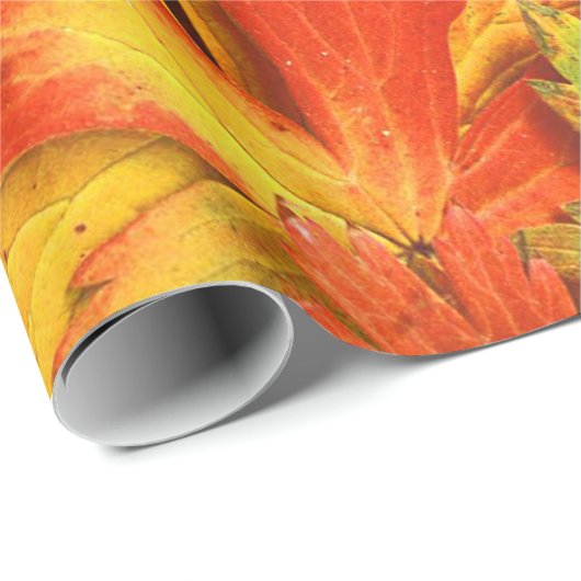 Rood Oranje goud en groene Herfst pinwielbladeren Cadeaupapier (Rol Hoek)