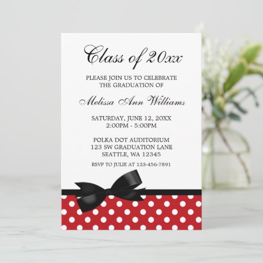 Rood Polka Dot Black Bow Afstuderen Aankondiging (Staand voorkant)
