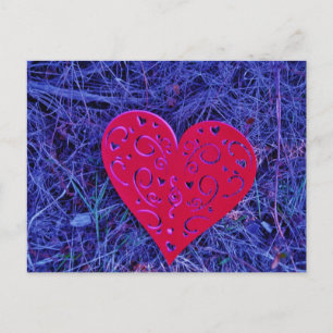 Rood Roze hart op paars gras. Briefkaart