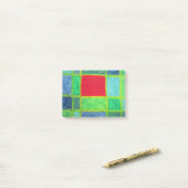 Rood vierkant in een blauw groen abstract raster post-it® notes (Op bureau)
