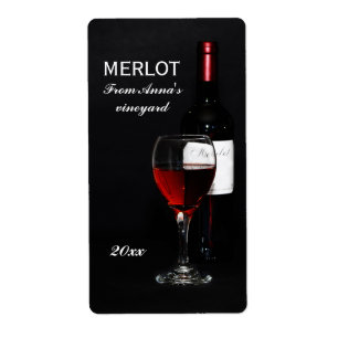 Rood wijnglas en fles etiket