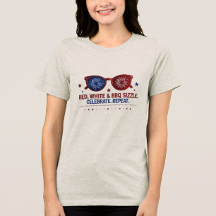 Rood, Wit & BBQ Sizzle – Vuurwerkstijl voor Vrouwe Tri-Blend Shirt