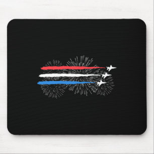 Rood wit en blauw gevechtsvliegtuigen met vuurwerk muismat