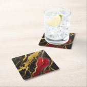 Rood zwart marmeren patroon met goud vierkante kartonnen onderzetter (Insitu)