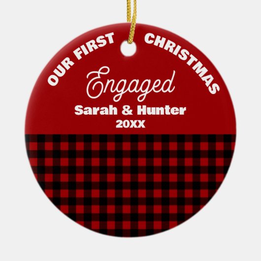 Rood & Zwart Plaid Onze 1e Kerstmis verloofd Keramisch Ornament (Voorkant)