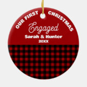 Rood & Zwart Plaid Onze 1e Kerstmis verloofd Keramisch Ornament (Achterkant)