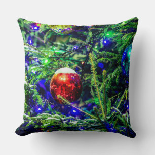 Roodbal met groene kerstboom kussen
