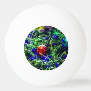 Roodbal met groene kerstboom pingpongballen