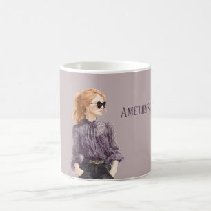 Roodharige vrouw paarse kanten blouse zonnebril koffiemok