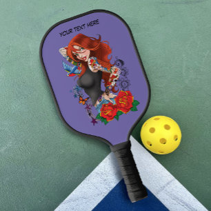 Roodharige Vrouw Tattoos Pickleball Paddle