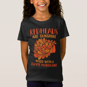 Roodkoppen zijn zonneschijn vermengd met een beetj t-shirt