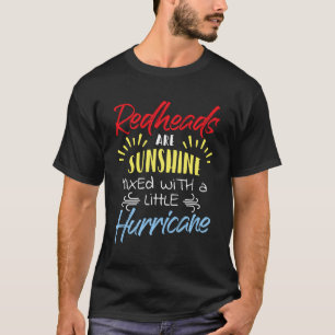 Roodkoppen zijn zonneschijn vermengd met een beetj t-shirt