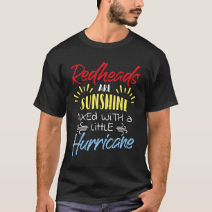 Roodkoppen zijn zonneschijn vermengd met een beetj t-shirt
