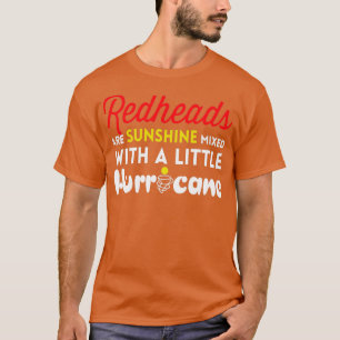 Roodkoppen zijn zonneschijn vermengd met een beetj t-shirt